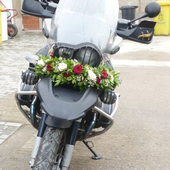 Blumenschmuck Motorrad